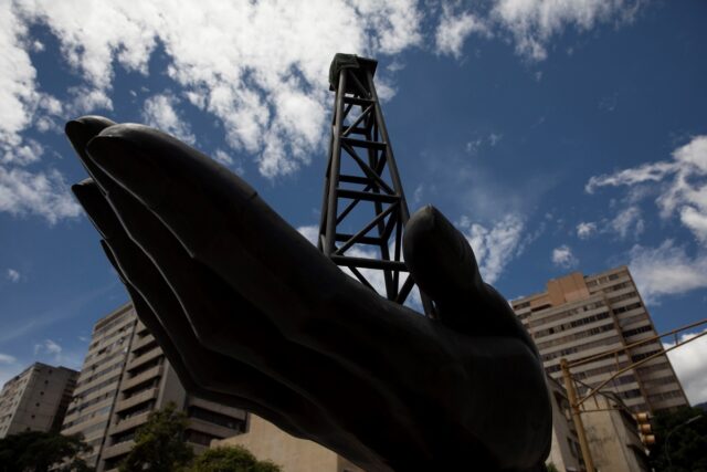 La propuesta de las empresas socias de Pdvsa para recuperar la producción de petróleo y gas