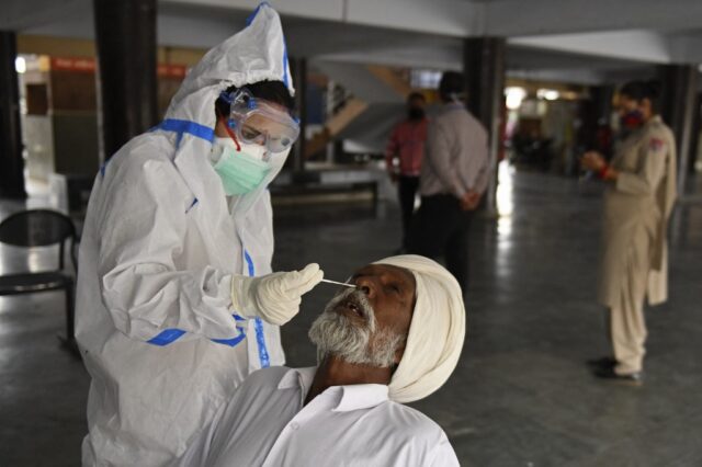 India registra récord de 4.529 muertos de covid-19 en un día