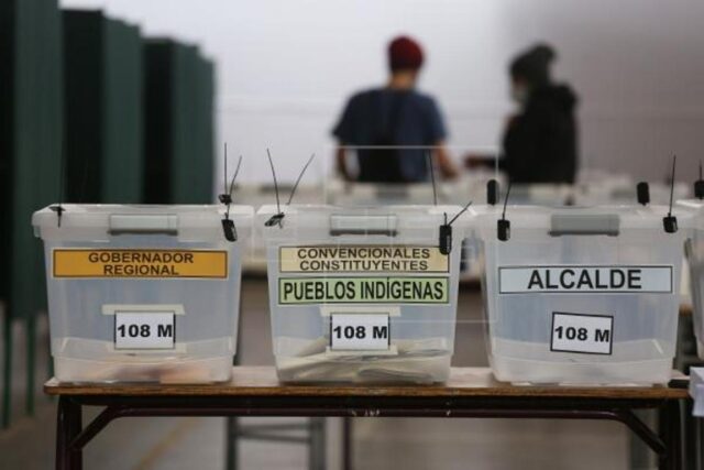Chile inicia segunda jornada de histórica elección para cambiar su eje social