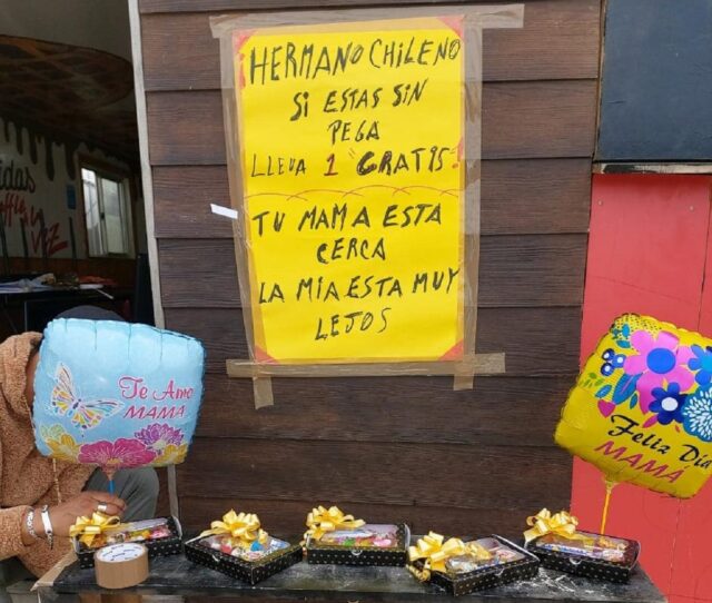 "Tu mamá está cerca, la mía está lejos": venezolano en Chile ofrece regalos gratis por el Día de la Madre