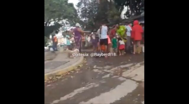 Habitantes de Pinto Salinas sacan agua de lluvia de una alcantarilla ante la falta del servicio