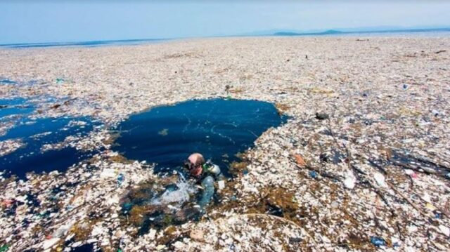 El plástico le cuesta al mundo 3,7 billones de dólares al año