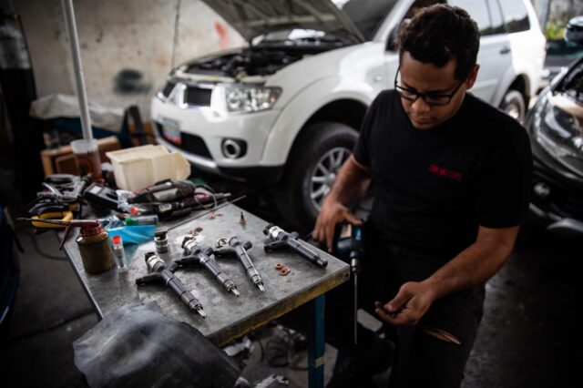 "La gasolina parece jugo de tamarindo": el parque automotor venezolano víctima de la baja calidad del combustible