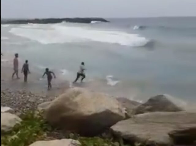 [VIDEOS] Policía rescató a joven que se ahogaba en playa de Caraballeda