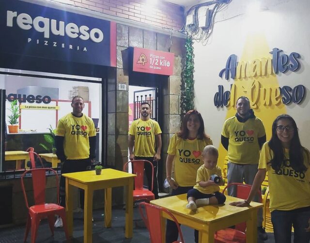 El invento de un venezolano en Uruguay: una pizza que se puede pagar con likes