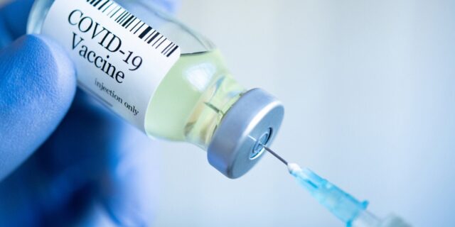 La Agencia Europea de Medicamentos cree que combinar vacunas es seguro y eficaz