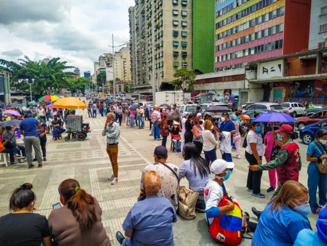 Persisten las colas en el Hotel Alba Caracas por jornada de vacunación contra el covid-19