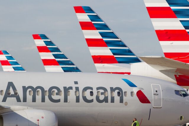 American Airlines pidió a pilotos que conserven combustible ante escasez