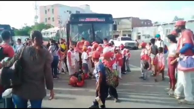 [VIDEO] Niños fueron bajados de bus en Nueva Esparta por llevar uniformes donados por gobernador Alfredo Díaz