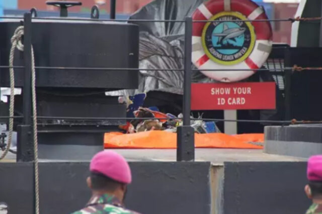 Al menos 15 muertos tras la desaparición de 18 barcos por el fuerte oleaje en Indonesia