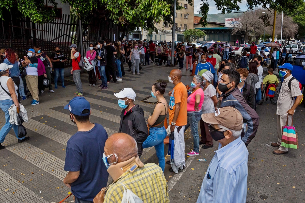 Entre dudas y quejas, la vacunación avanza despacio en Venezuela