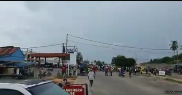 Choferes y motorizados protestaron por combustible en Lara y Zulia