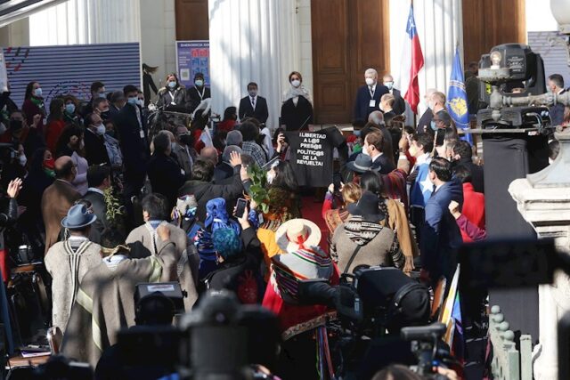 Suspenden inauguración de convención constituyente en Chile por protestas