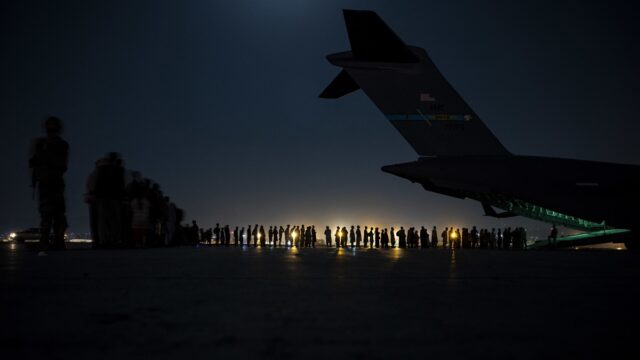 Las arriesgadas evacuaciones continúan en Kabul