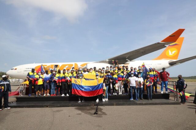 Atletas venezolanos celebraron en caravana su regreso al país