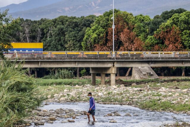 Cinco hombres violaron a una mujer e intentaron asesinarla en una trocha en la frontera