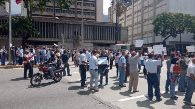 Trabajadores de Cantv protestan para exigir un nuevo contrato colectivo