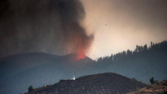 Lava del volcán en Canarias desciende lentamente hacia el mar entre temor a gases tóxicos