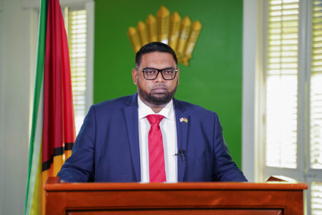 Presidente de Guyana defiende ante Maduro licencias petroleras otorgadas en la zona disputada