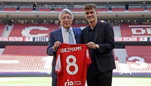 Griezmann se cortó el pelo y posó con su camiseta del Atlético de Madrid