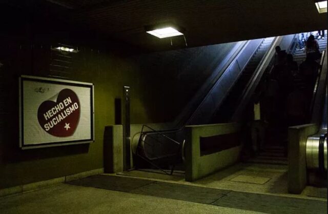 [VIDEO] La maniobra de un usuario en silla de ruedas para bajar por escaleras fijas del Metro de Caracas