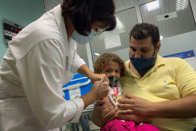 Alertan que vacunación con fármacos experimentales en niños es una violación de los DD HH