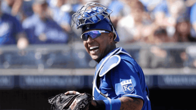 Salvador Pérez entre los nominados al premio Hank Aaron