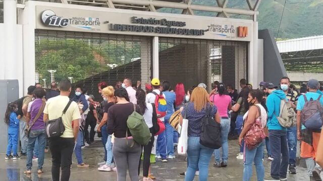 Reportan fuerte falla en el ferrocarril de los Valles del Tuy por derrumbe y desprendimiento de tendido eléctrico