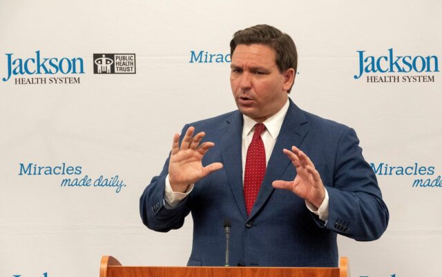 Gobernador de Florida firma ley para limitar enseñanza de asuntos LGTBI