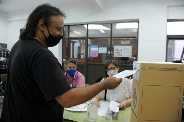 Oposición argentina gana comicios legislativos en los principales distritos