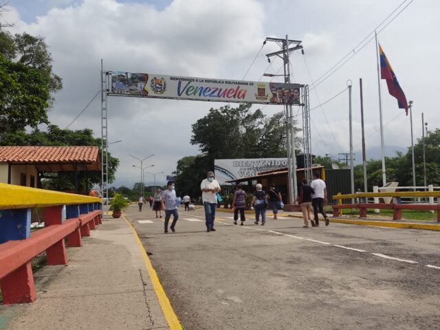 Abierto el paso peatonal de la frontera por Ureña