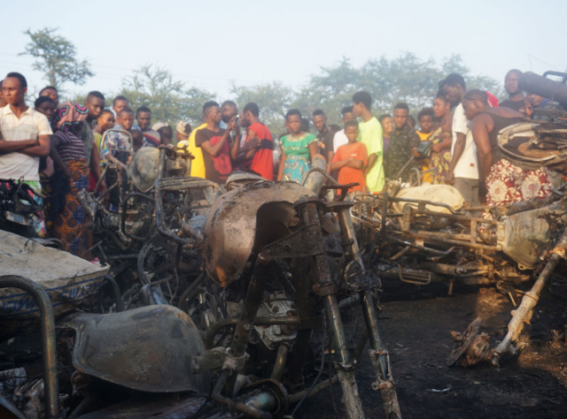 Ascendieron a 98 los muertos en Sierra Leona tras explotar un camión cisterna