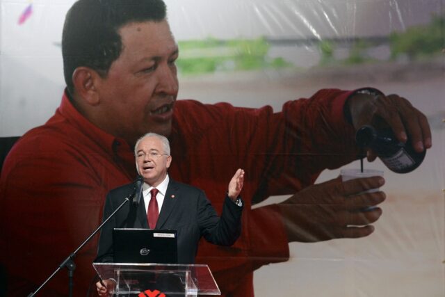 Rafael Ramírez estima que la OPEP+ debe incrementar la producción de petróleo a 800.000 barriles diarios