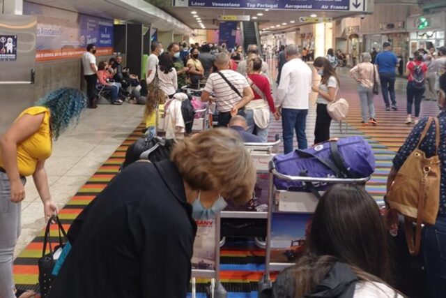 Conviasa volvió a dejar varadas a más de 100 personas en Maiquetía: la travesía que han tenido que vivir los pasajeros