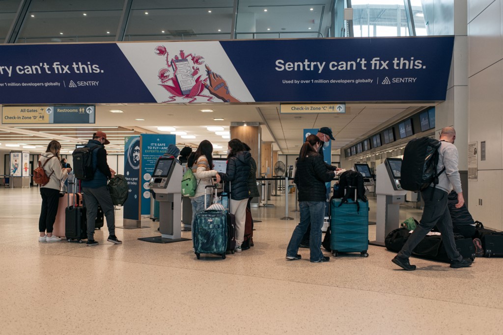Thousands Of Flights Cancelled Worldwide As Airlines Struggle With Staffing Amid Omicron