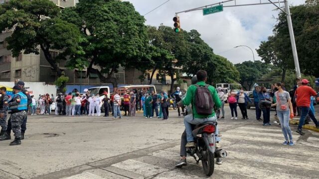 Trabajadores del Materno Infantil de El Valle protestaron para exigir el pago de aguinaldos