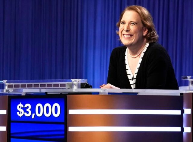 Mujer trans hace historia al ganar 39 veces consecutivas en "Jeopardy!"