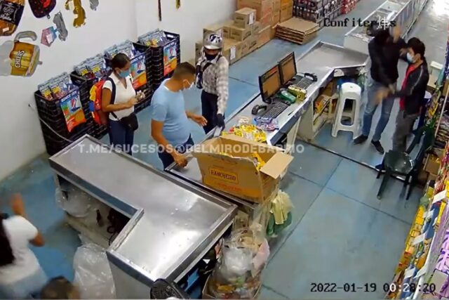 Robaron un comercio en Caricuao: hombres armados exigían los billetes de 100 dólares