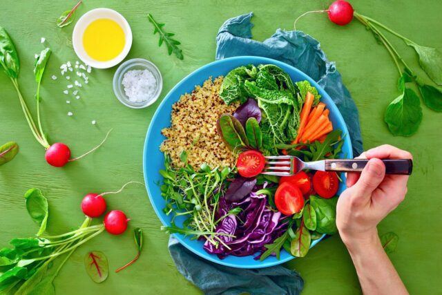 Veganos, vegetarianos y omnívoros: ¿quién tiene la dieta más saludable?