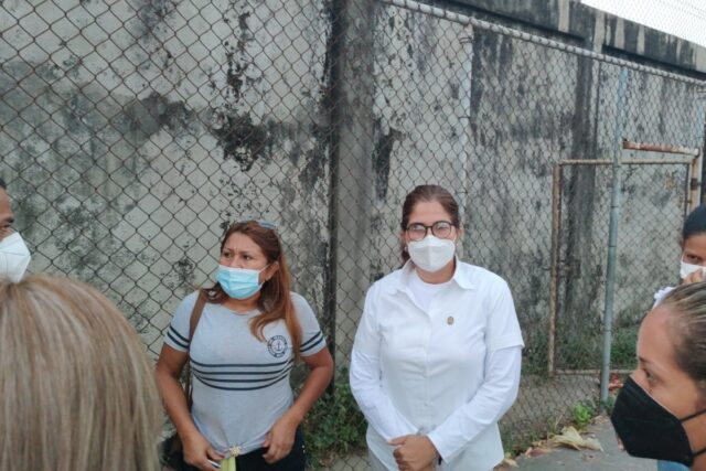 Denuncian que el Plan República le retuvo la credencial a un periodista en centro de votación en Barinas 