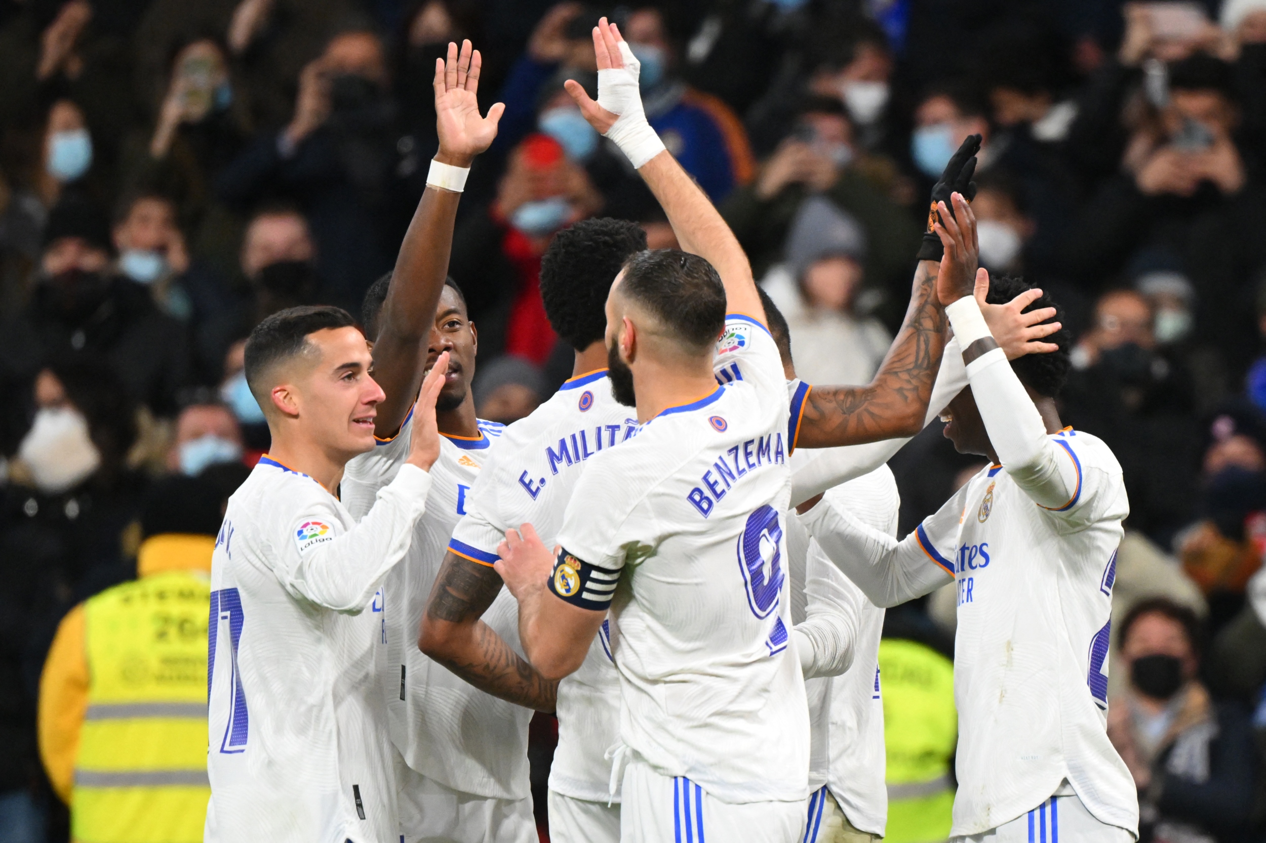 Real Madrid golea 4-1 al Valencia con dobletes de Benzema y Vinícius