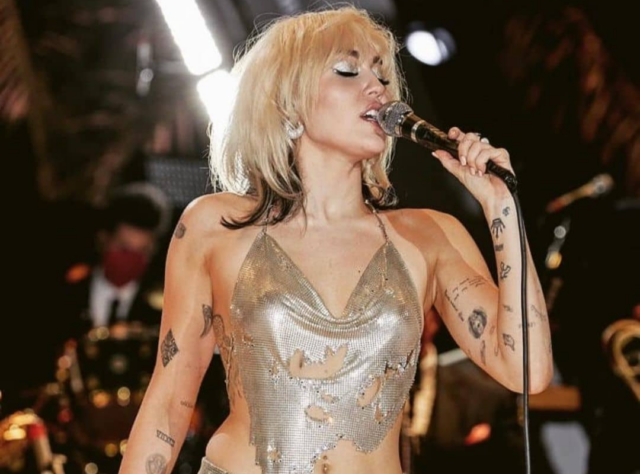 A Miley Cyrus se le desprendió el top en pleno show: “Ahora todo el mundo me está mirando”