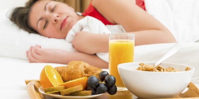 ¿Qué, cómo y cuándo comer para favorecer un buen descanso?