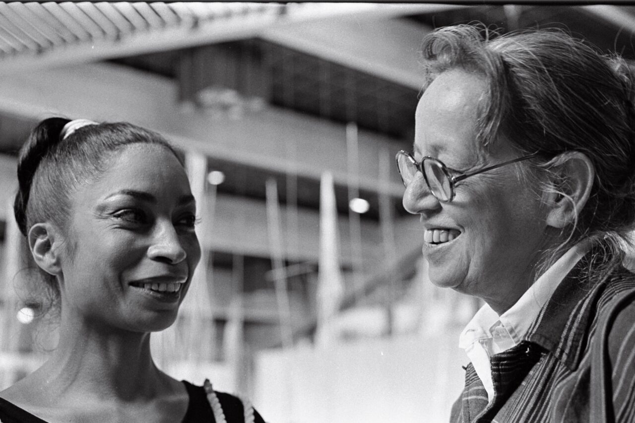 Sonia Sanoja y Gego, MAC, Caracas, 1977. Fotografía José Luis Sanz Fundación Sonia Sanoja-Alfredo Silva Estrada