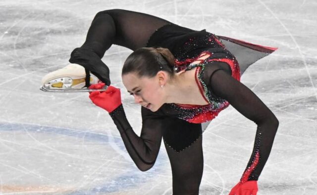Presidente del COI no confía en el entorno de la patinadora Kamila Valieva