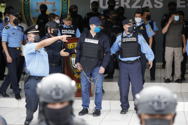 [FOTOS Y VIDEOS] Esposado de manos y pies: así fue la detención del expresidente de Honduras