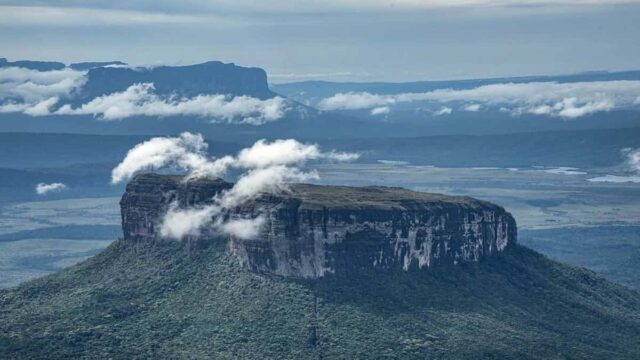 Solicitan a la Unesco que inspeccione Canaima con urgencia tras fiesta de lujo en el tepuy Kusari