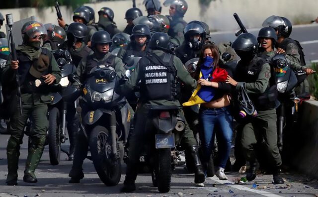 Asocian ataques en medios oficialistas con política represiva del gobierno de Maduro