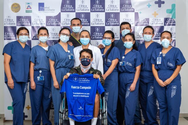 Egan Bernal sale del hospital tras dos semanas internado por accidente