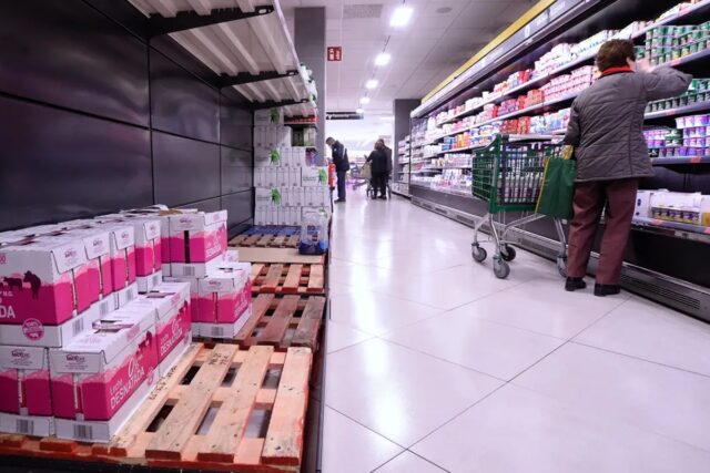 Supermercados en España podrán limitar por ley la cantidad de productos por consumidor